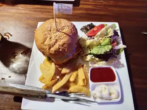Bamboo Tree Bar & Cafe