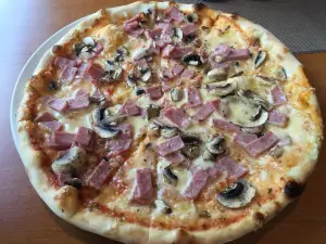 Fellini Pizza Og Grill Svolvaer