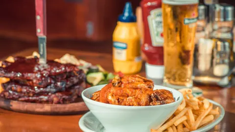 Fun Pub Sports Bar & Restaurant in イオス島