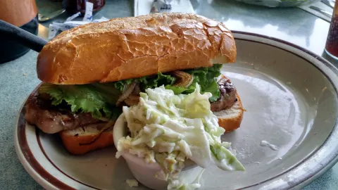 Peter's Cafe in 米爾布雷