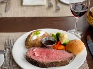 Ledges Restaurant at The White Mountain Hotel