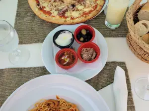 Le Rocher Restaurant & Bar à Vins