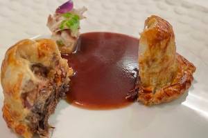 Wellington de rabo de toro con ensalada de Daikon