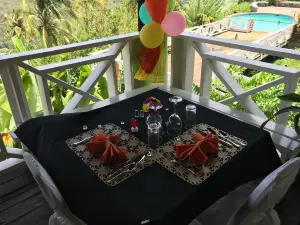 Comlokyah Restaurant, Martini Bar And Hookah Lounge