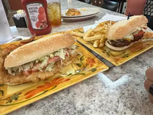Ball & Que Restaurant