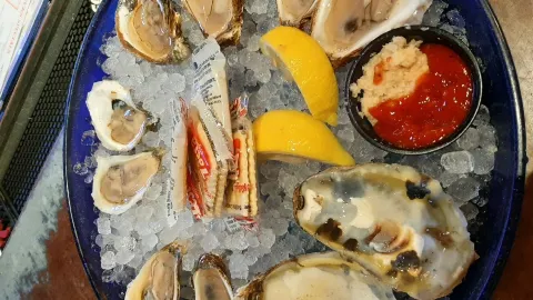 Shucks Fish House & Oyster Bar in 오마하
