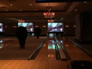 High Rollers Luxury Lanes & Lounge