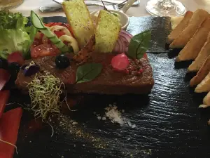48 Etterem Es Bar