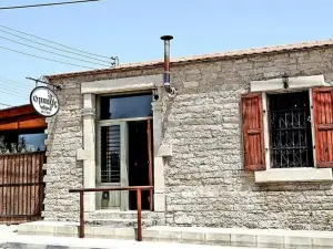 O Mpaxes Taverna