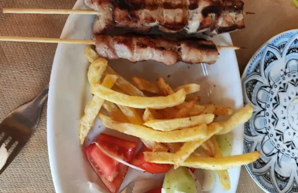 Makis Tavern