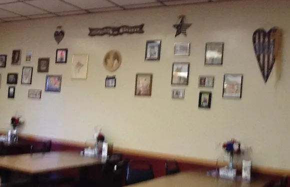 Fox's Pizza Den
