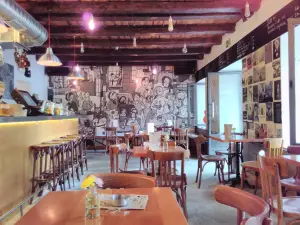 Propaganda bar