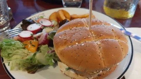Newport Café in ก็อง