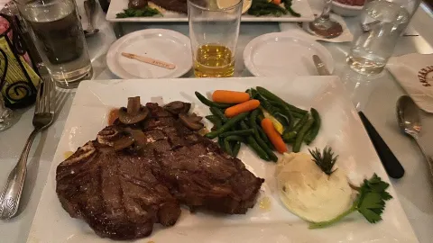Steven's Steak & Seafood House in คอมเมิร์ซ
