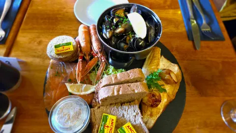 Lorne Bar in โอบัน