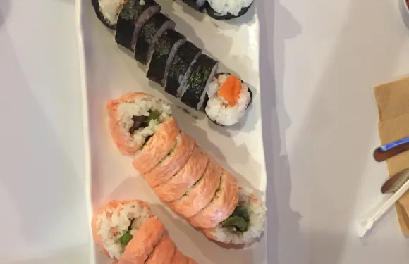 Nhinja Sushi & Wok