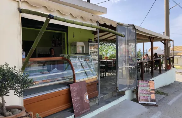 Yiasemi Coffee & Snacks