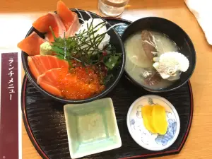 海鮮食堂 よってけまるとみ