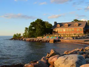 Rock Harbor Lodge