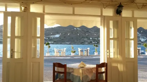 Aphrodite Restaurant in イオス島