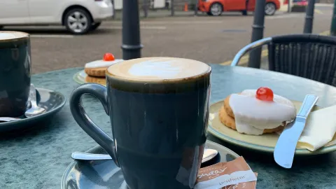 Julie's Coffee House in โอบัน