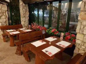 Louie Louise Restaurant & Cocktails