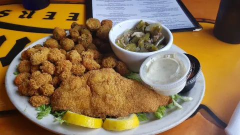 Bayou Smoke House & Grill in 에버리 카운티
