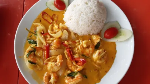 Cat Ba Oasis Bar & Restaurant in ไฮฟอง