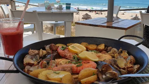 Pé Nú Beach Club in Almada