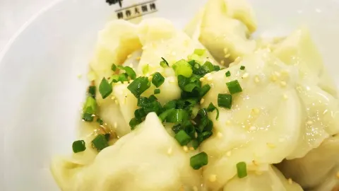 娜一碗鮮作大餛飩 in 德清