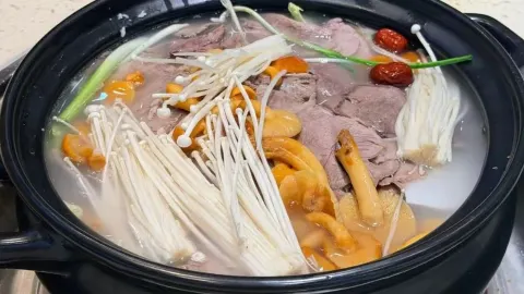 Jiuzhai-style yak and lamb hot pot in 주자이거우