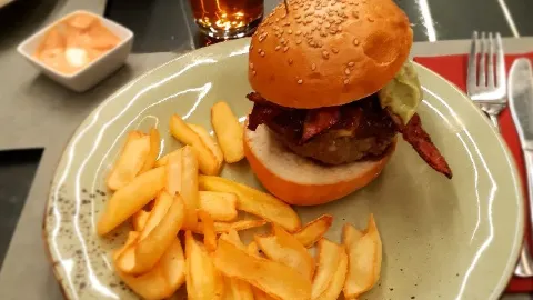 Double B. Burgers in Zero Branco