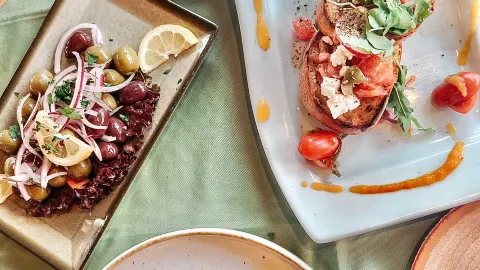 Micri Acropoli Restaurant & Bar in Planos