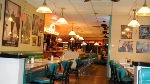 Ozzie's Diner in คอมเมิร์ซ