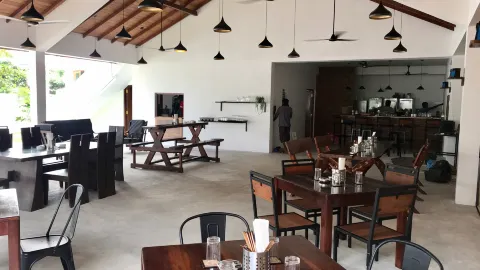 Froggy Restaurant in มาทาร่า