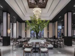 THE PENINSULA OF ROYAL LAKE HOTLES·RESTAURANT
