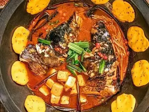 東北那嘎達鐵鍋燉魚村