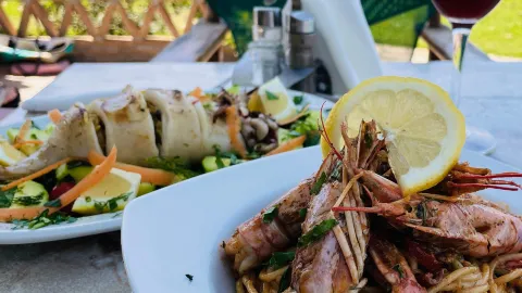 Freddie's Beach Bar in Planos