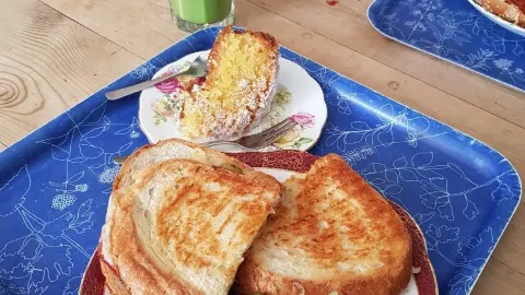 Fancy Bakery & Coffee Shop in 베드퍼드