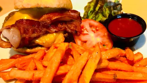 Cedar Creek Pub in ออโรรา