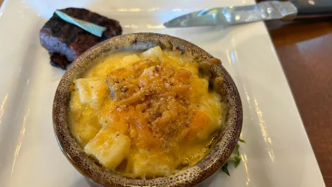 Iron Chest Steakhouse in 查菲縣