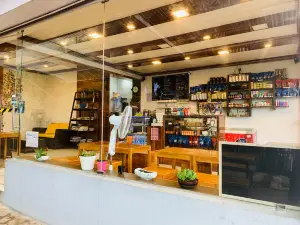 Silvertip Cafe & Homestay