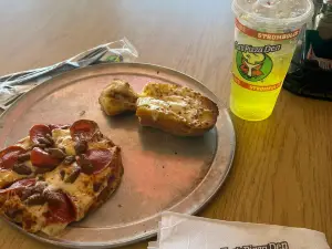 Fox's Pizza Den
