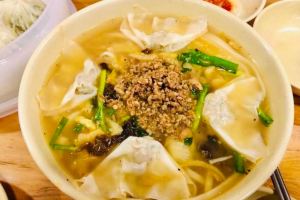 雲吞肉碎湯麵