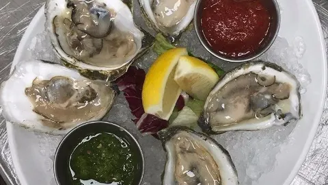 Johnny's Restaurant at the Wyndham Newport Hotel in 미들타운