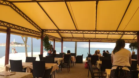 Beach bar Porton Biondi in Rovinj