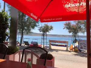 Dalmacija Restaurant & Apartments