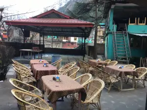 MoonDance Kasol Cafe & Bar