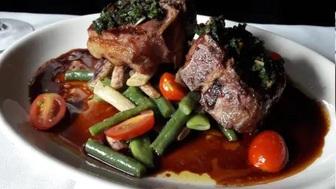 McMenamins Black Rabbit Restaurant in มัลท์โนมาห์ เคาน์ตี