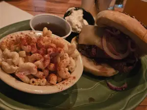 LakeHouse Pub
